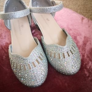 Sparkling dance shoes for your princess. Size 17cm